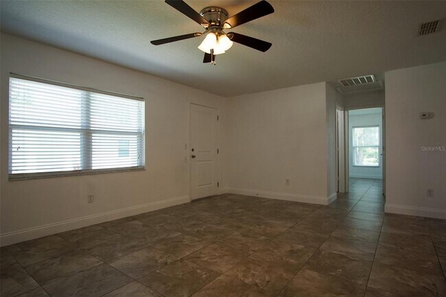 Building Photo - 217 Maple St W