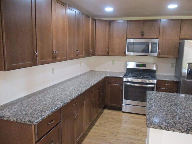 Building Photo - Walkout Basement Apartment - PRICED TO RENT - AVAIL 6/1/26