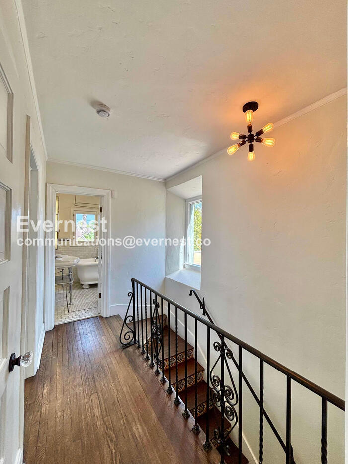 Building Photo - 132 N Crescent Heights Blvd
