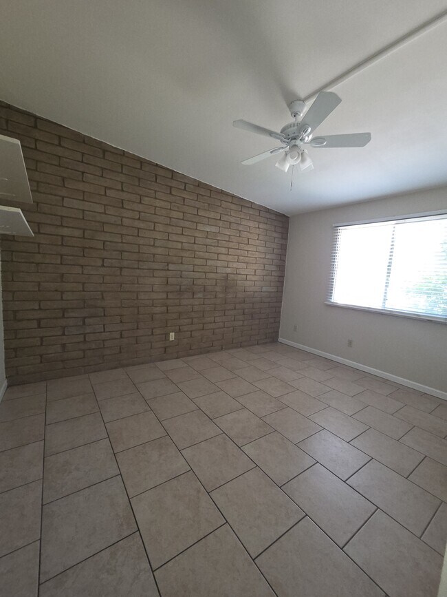 Building Photo - 1110 E Broadmor Dr