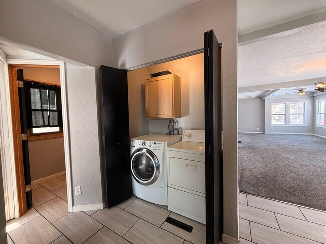 Building Photo - 5 Bedroom house in Webster City with Huge Garage! $1395