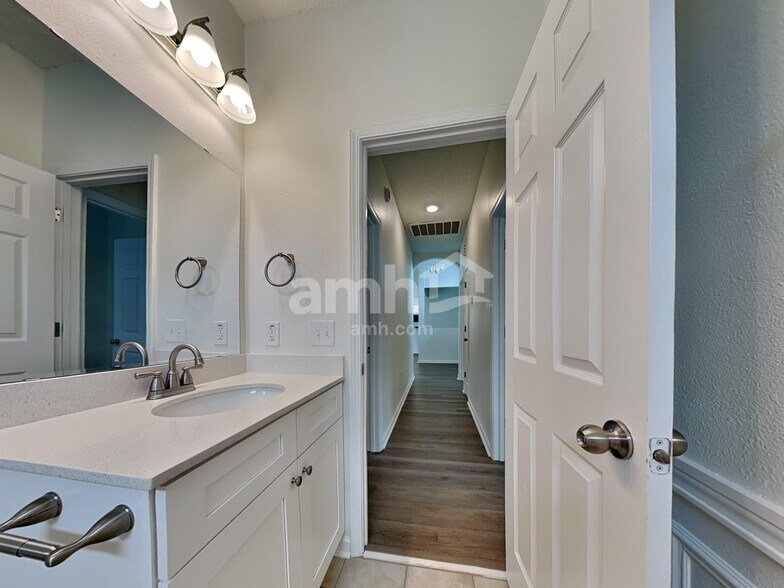 Building Photo - 523 Amsonia Cir