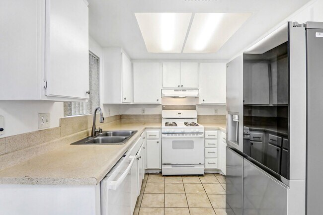 Building Photo - 3221 Triumph Ln