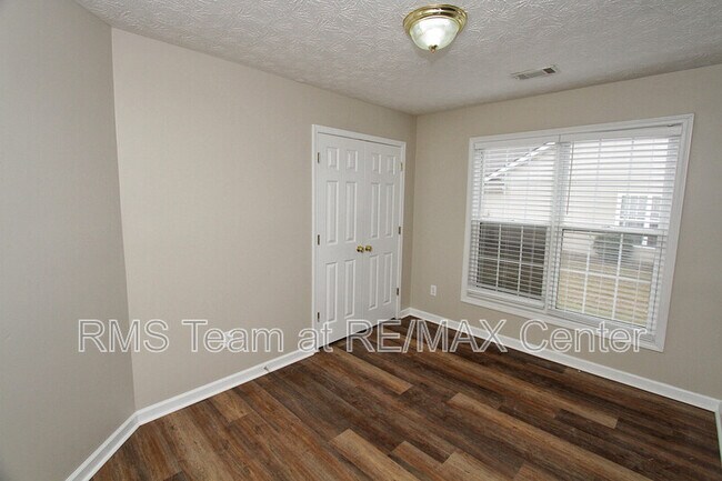 Building Photo - 1490 Creek Pointe Cir