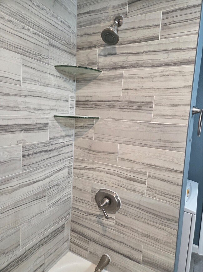 Building Photo - 619 13th St