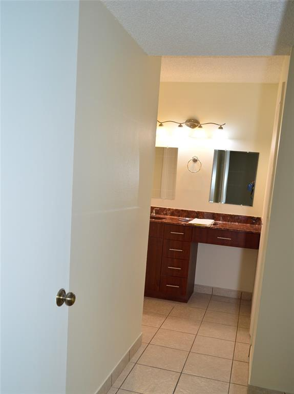 Building Photo - 305 Lakeview Dr