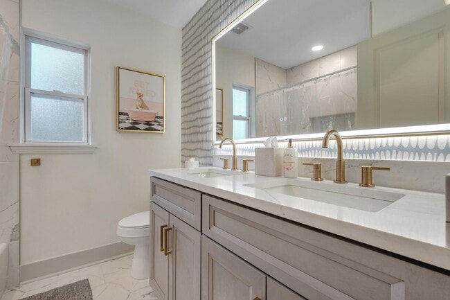 Building Photo - 2412 Surrey St