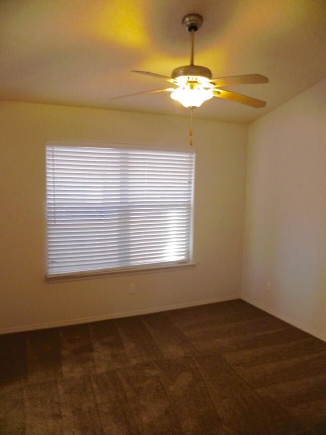 Building Photo - Great Single Story Home In Highly Desirabl...