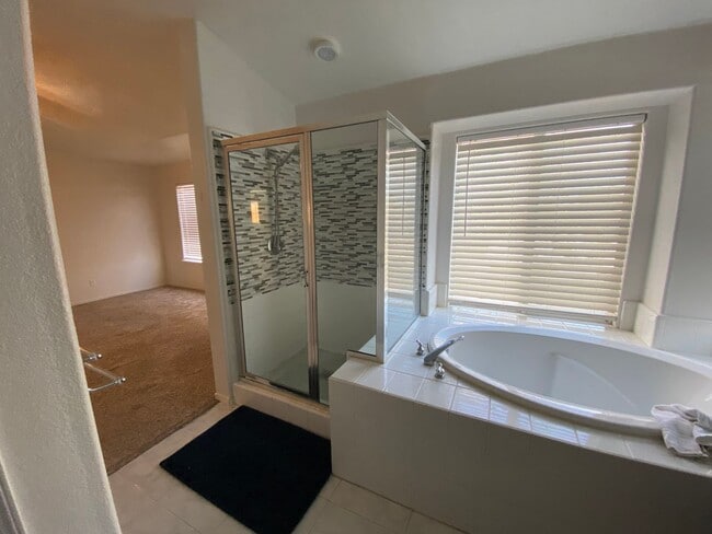 Building Photo - Great North Hanford Location