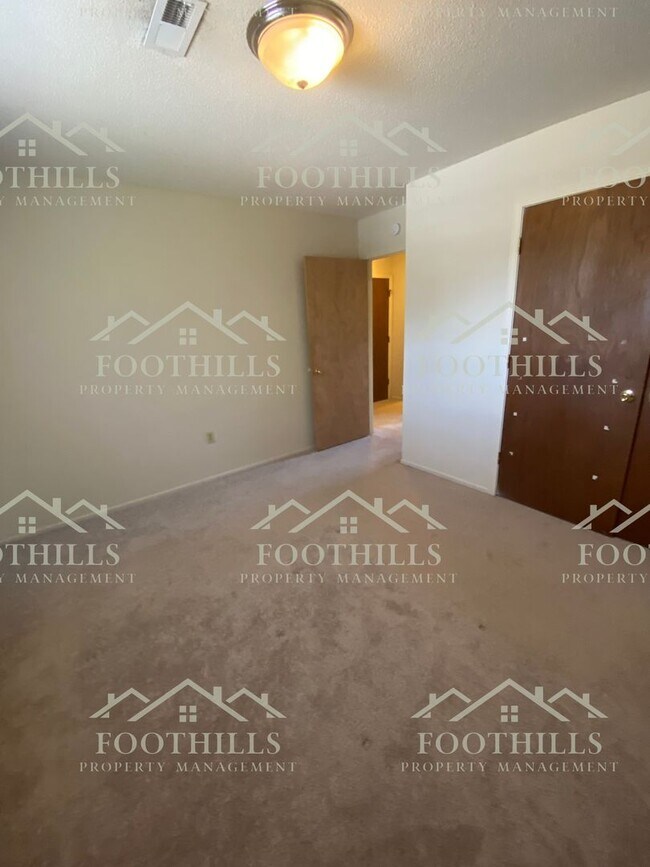 Building Photo - 2 Bedroom Duplex off Whitehall Rd