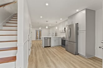 Building Photo - Brand New 2BD/1.5BA Only 1/2 Block Off St Charles Ave