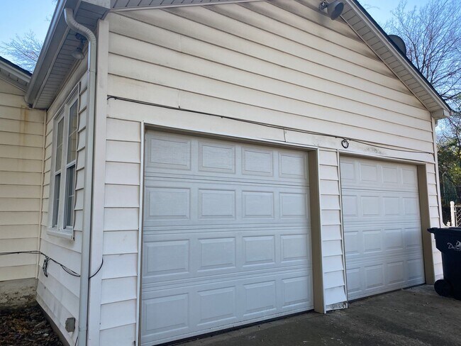 Building Photo - 3/2/2 in Convenient Denison Location