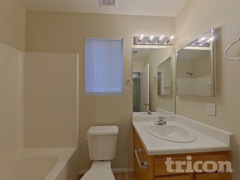 Building Photo - 1388 S Portland Ave