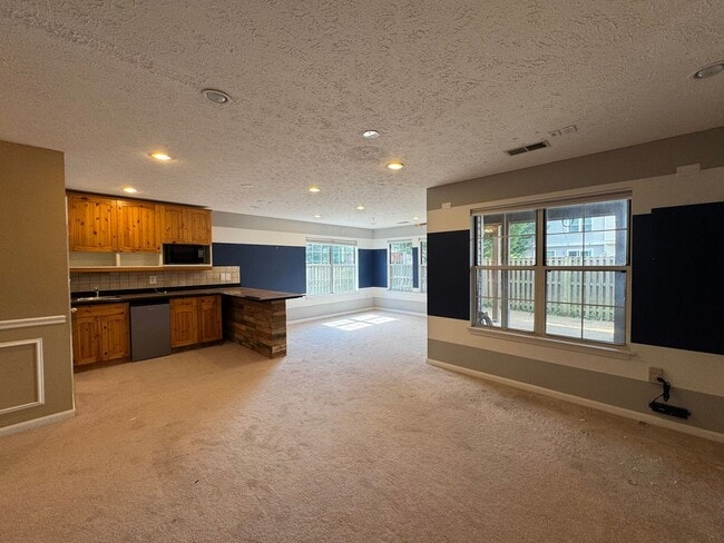 Building Photo - Beautiful And Spacious 3 Bed 3 Bath End Un...