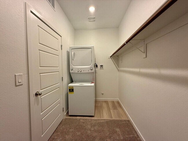 Building Photo - 4 BED 3.5 BATH 2 CAR GARAGE HOME w/ LOFT, ...