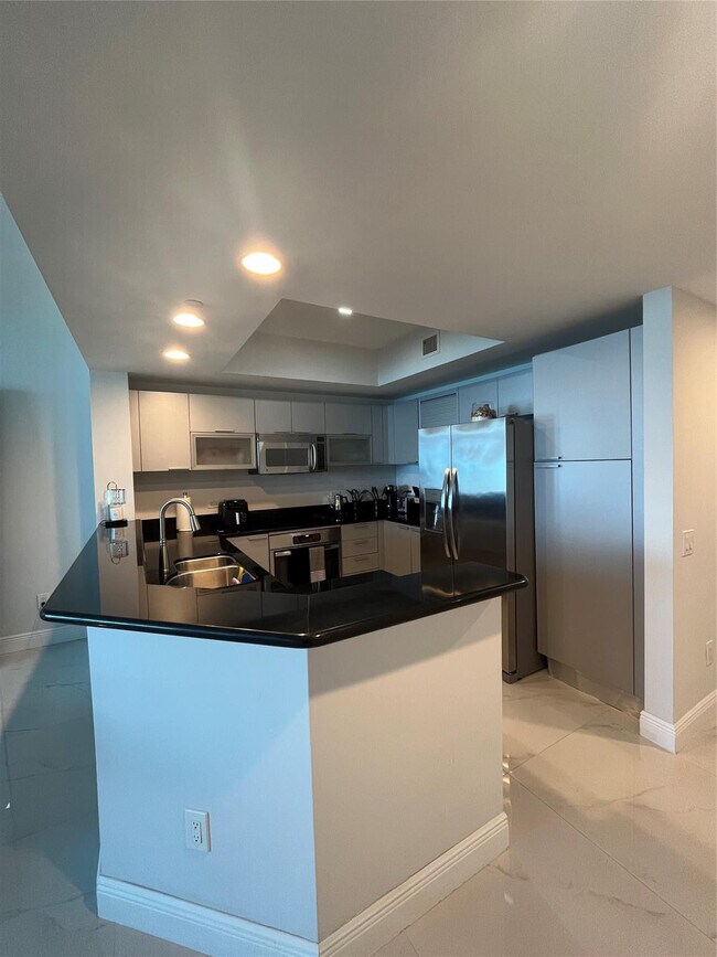 Building Photo - 2650 Lake Shore Dr