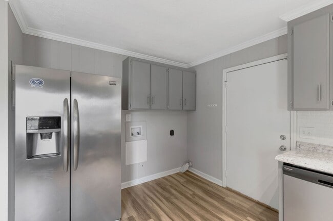 Building Photo - AVAILABLE NOW. 2 Bed 1 Bath Duplex. Locate...