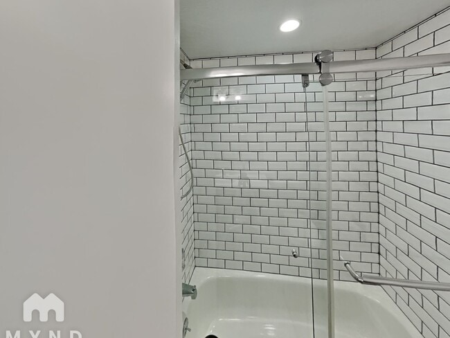 Building Photo - 102 Glenbridge Ct