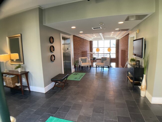 Building Photo - Upscale Condo in Popular Davis Park!