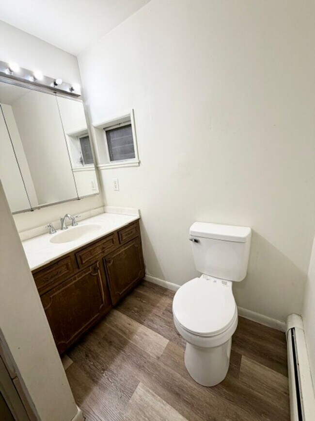 Building Photo - Convenient 1 Bedroom / 1 Bath First Floor Apartment