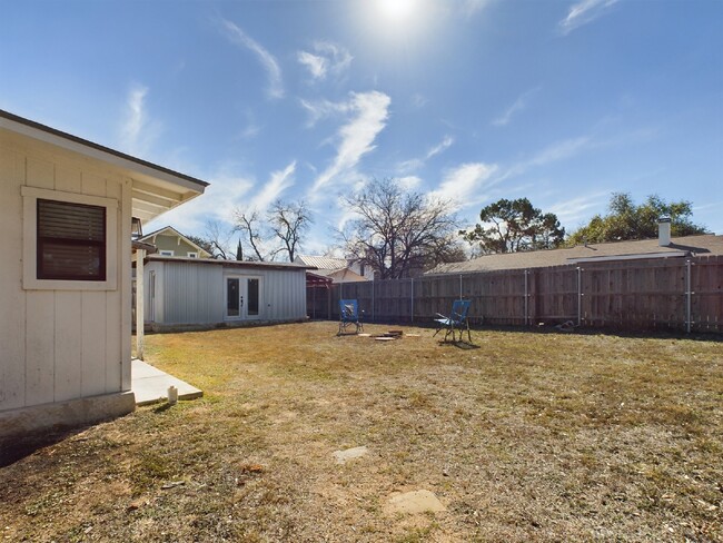 Building Photo - Adorable 2/1 in Great Location