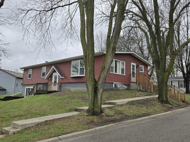 Primary Photo - 406 Viking Terrace