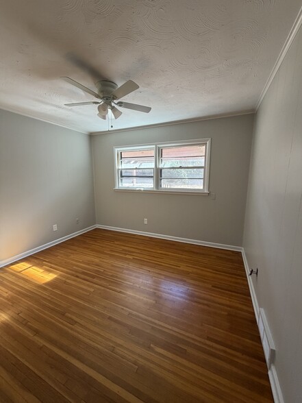 Building Photo - 5121 Lynbar Ave