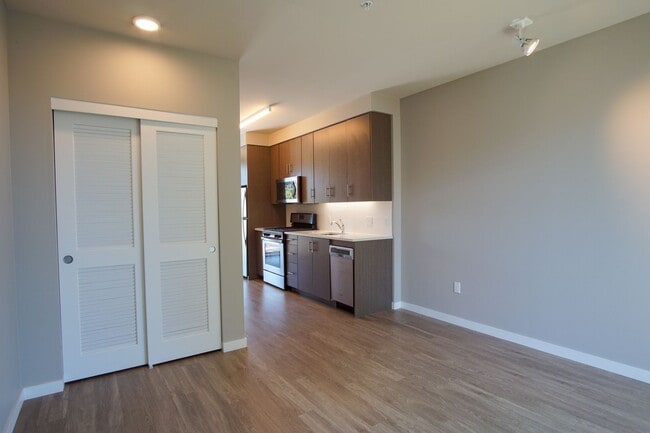 Building Photo - Sellwood 3rd Floor-Studio w W/D Ready Late...