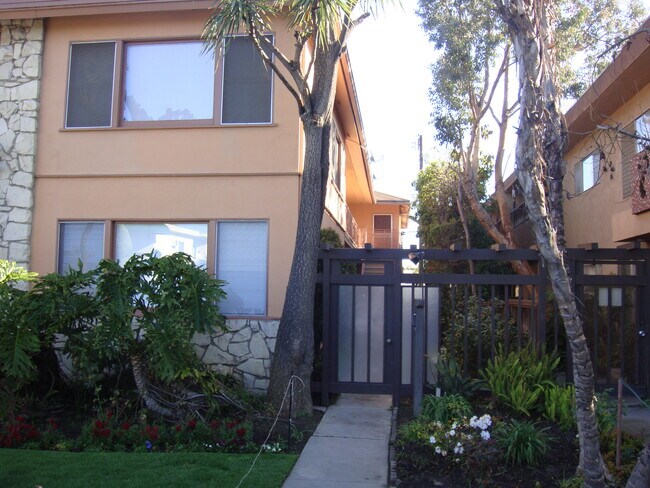 Building Photo - 3622 Mentone Ave