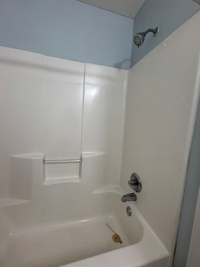 Building Photo - 2 bedroom 1 Bath Apartment