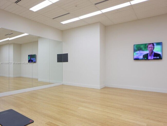 Building Photo - 999 SW 1st Ave