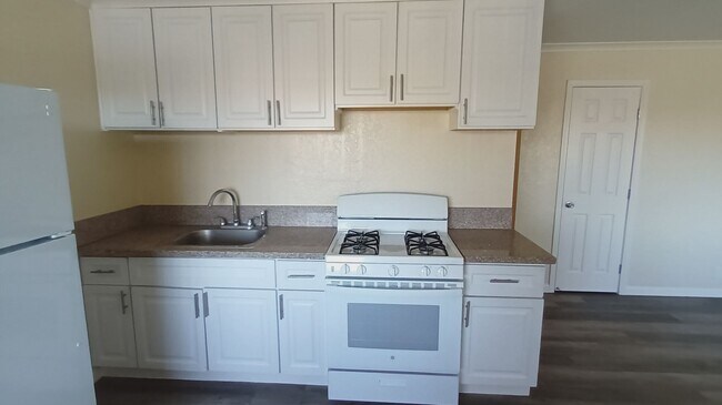 Building Photo - Welcome to SkyView Villa & Somerset Apartments!