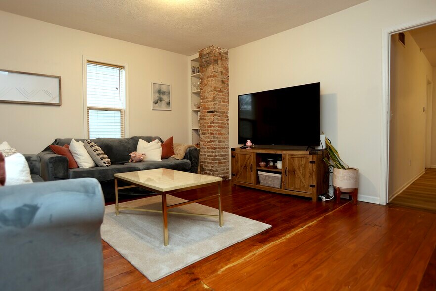 Building Photo - 808 Greene St