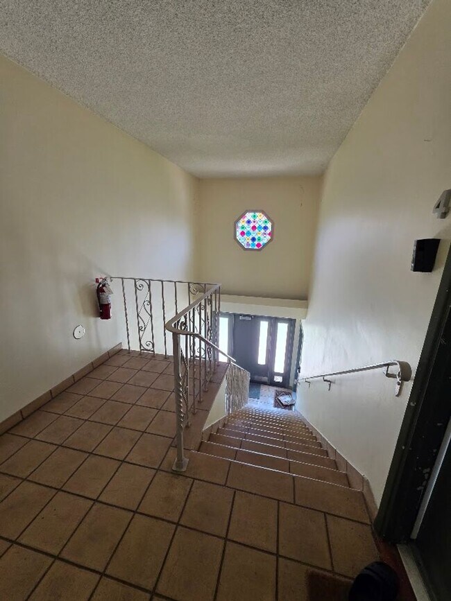 Building Photo - UPPER 1BD/1BA CONDO WITH GARAGE AND COMMON...