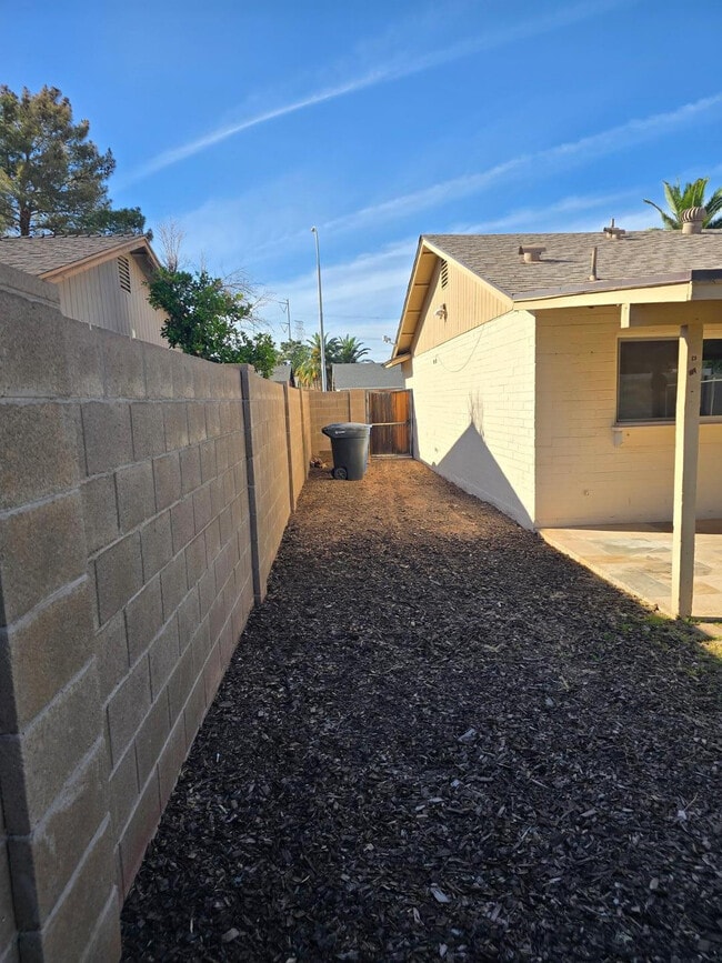 Building Photo - 1615 W Summit Pl