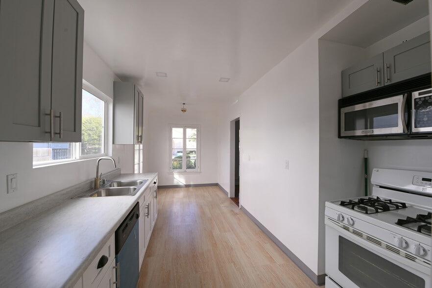 Building Photo - 913 Le Doux Rd