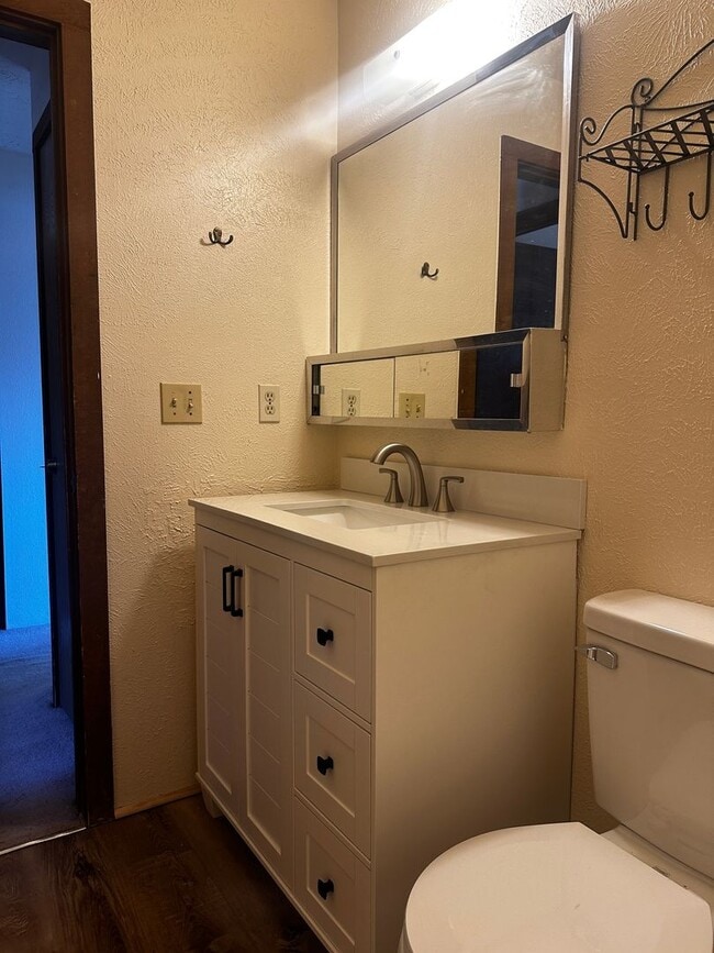 Building Photo - 2 bed plus large loft! All utilities inclu...
