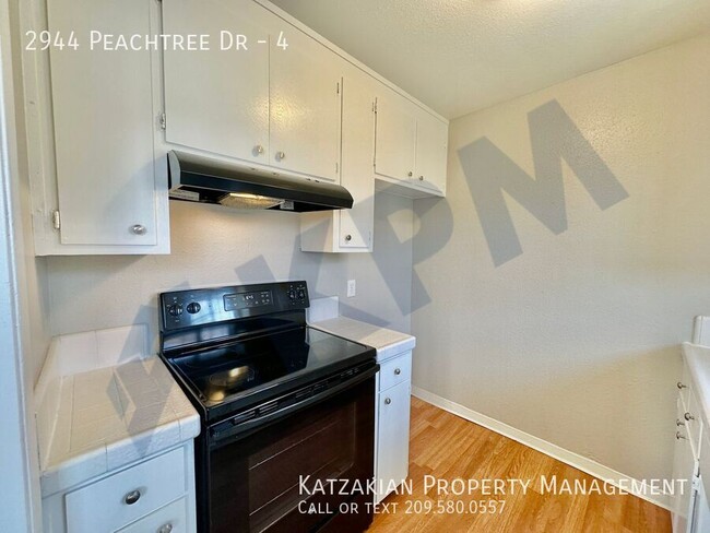 Building Photo - Upstairs 2-Bedroom 1-Bath Louis Park Estat...