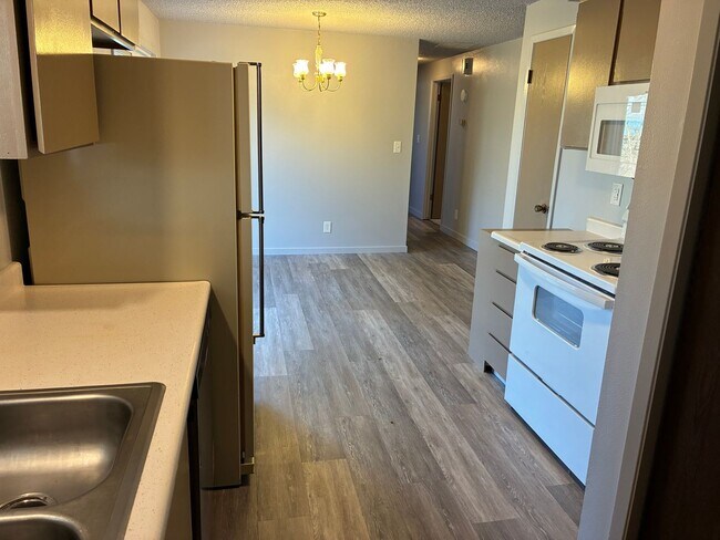 Building Photo - Newly Remodeled Single Family Home!!