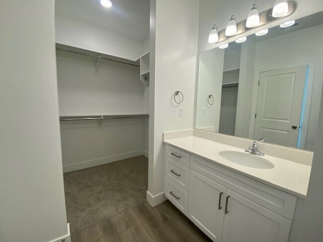 Building Photo - SPACIOUS APARTMENT FOR RENT!
