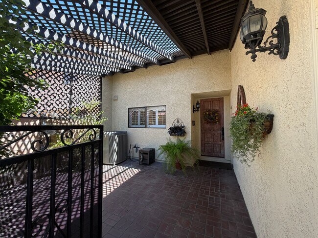Building Photo - 607 E Palm Ave