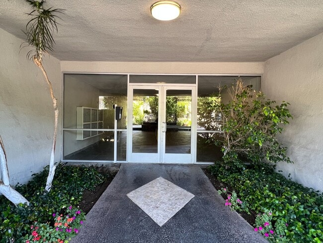 Building Photo - Encino Voltaire