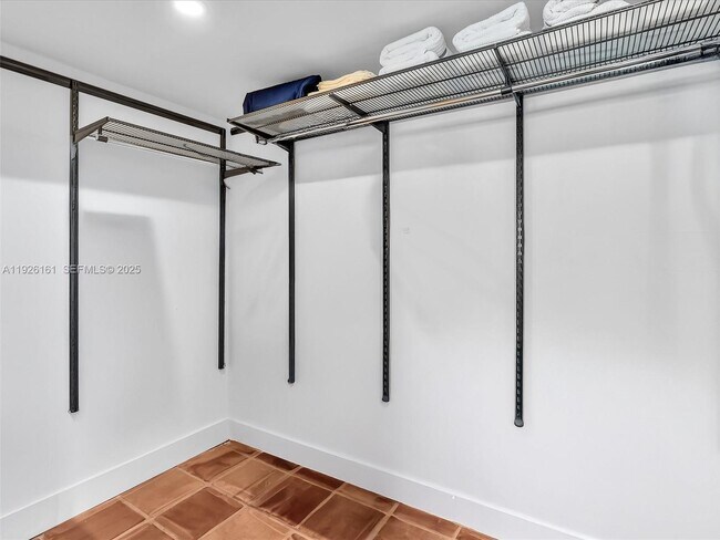 Building Photo - 1881 Washington Ave