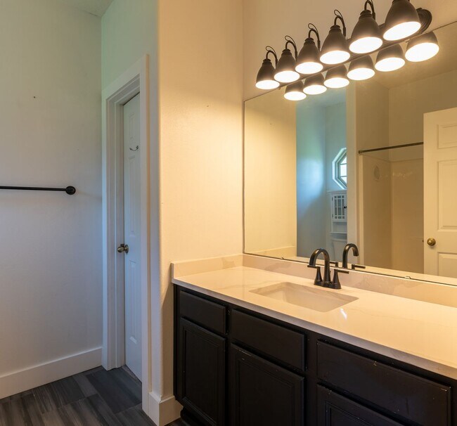 Building Photo - PRE-LEASING - 3 Bedroom in East Republic