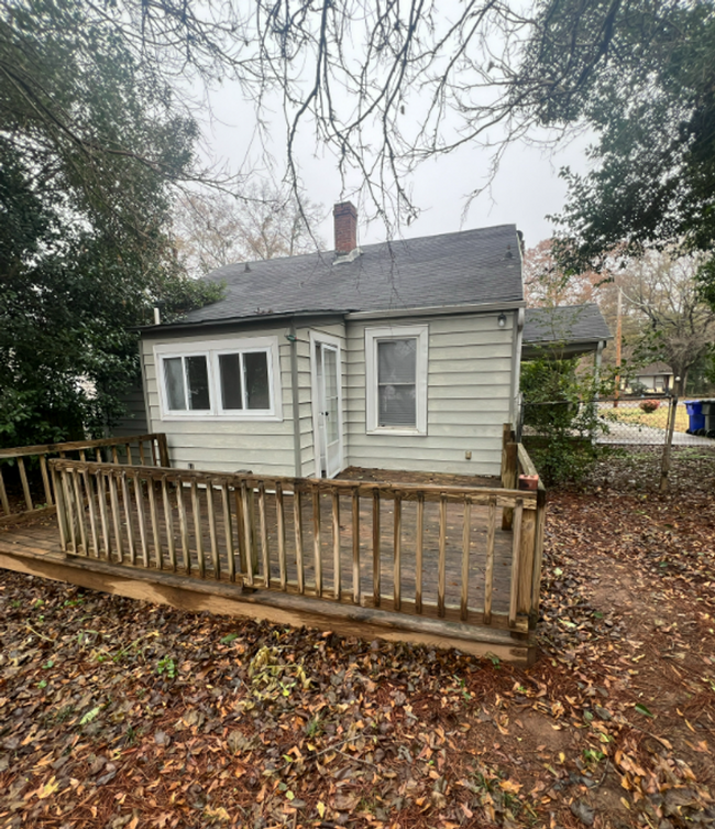 Building Photo - Quaint 2 Bedroom 1 Bath Home with Fenced i...