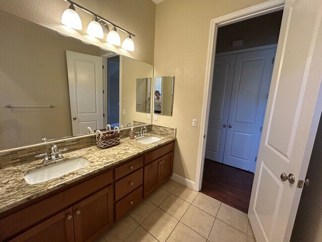 Building Photo - Luxurious and Spacious 5 Bedroom in Gilroy