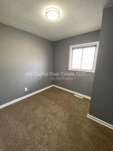 Building Photo - 8 Briarcliff Dr