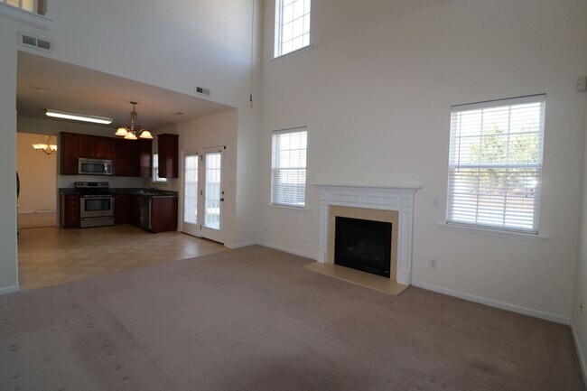 Building Photo - Well maintained 3 bedroom 2.5 bath home ne...