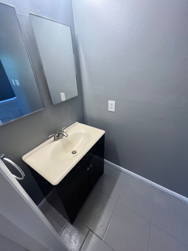 Building Photo - Beautiful Orem Home