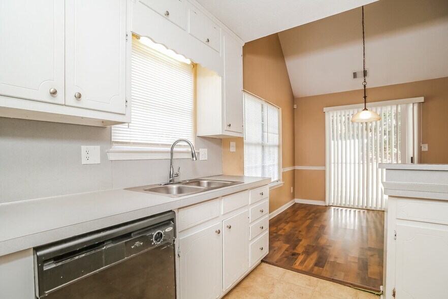 Building Photo - 5622 Riverside Dr